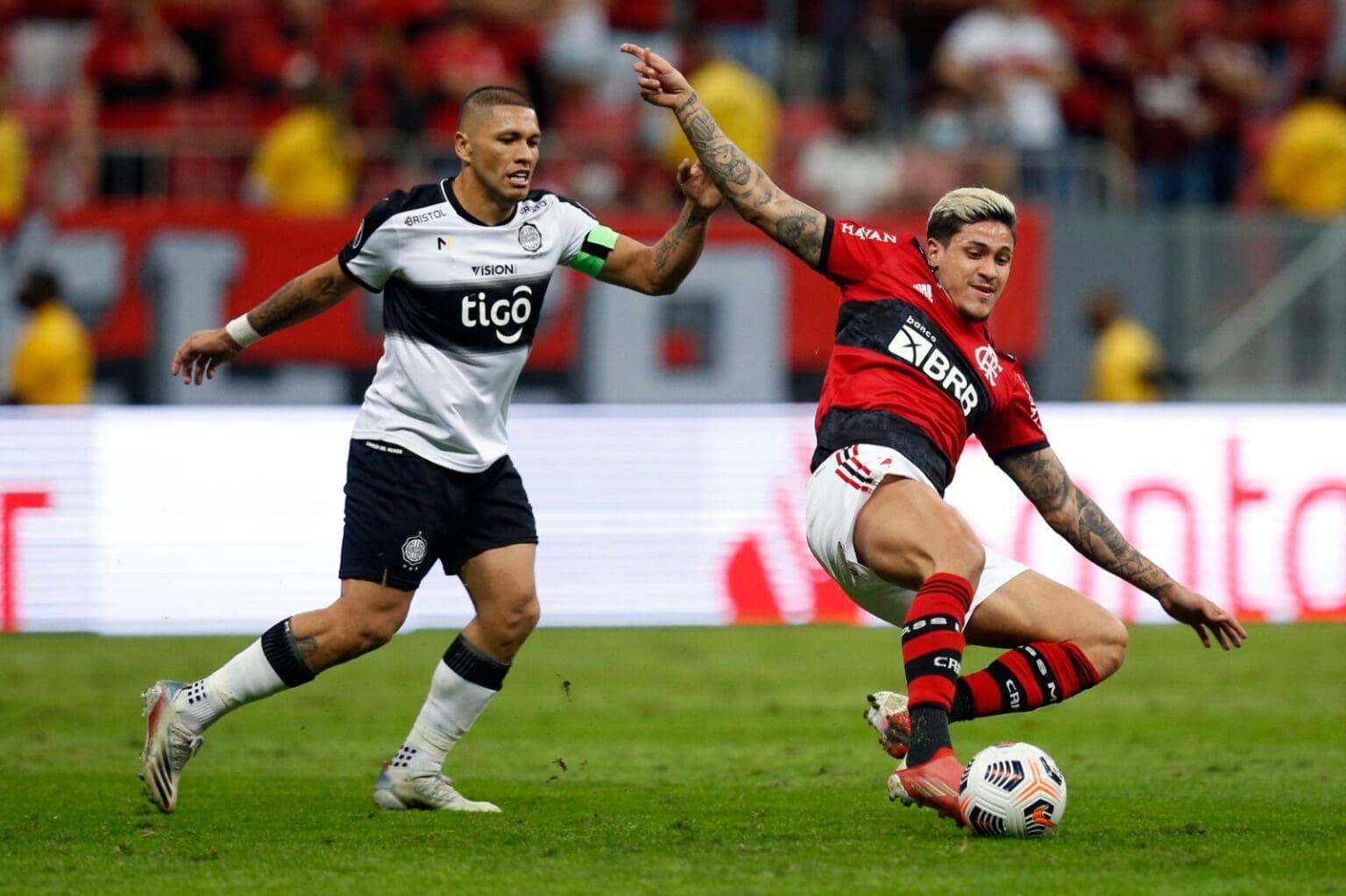 Pedro divide a bola em Flamengo x Olimpia