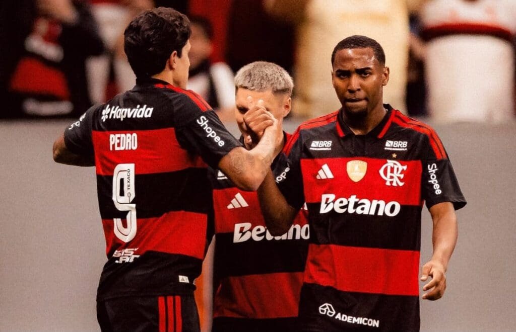 Pedro e Lorran apertam as mãos após gol do Flamengo sobre o Olimpia