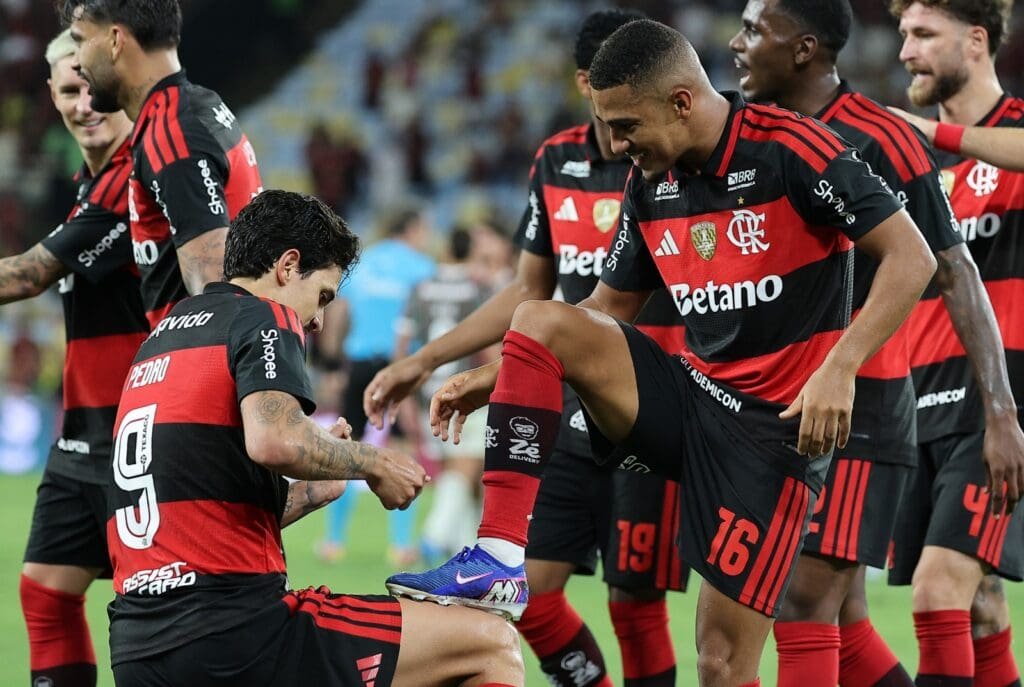 Pedro engraxa chuteira de Samuel Lino após gol do Flamengo