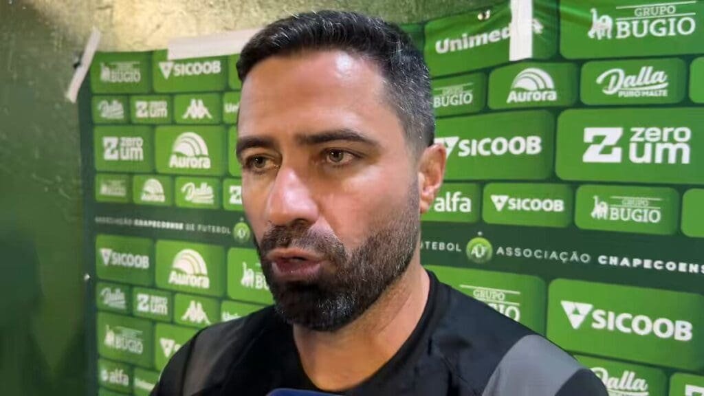 Técnico da Chapecoense expõe fragilidades antes de enfrentar Flamengo Rafael Lacerda, técnico da Chapecoense