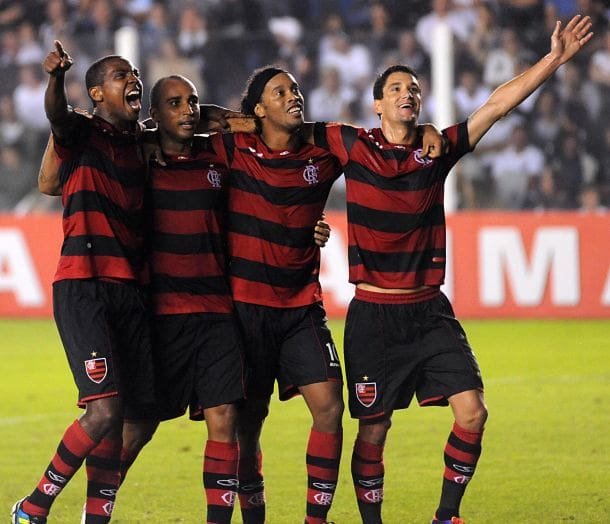 Ronaldinho, Thiago Neves, Deivid e Renato Abreu celebram Santos 4x5 Flamengo