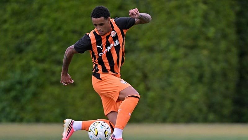 Ryan Roberto estreia com assistência em amistoso do Shakhtar; assista Ryan Roberto domina bola durante sua estreia pelo Shakhtar Donetsk