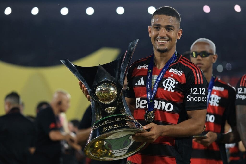 Samuel Lino com o troféu do Campeonato Brasileiro