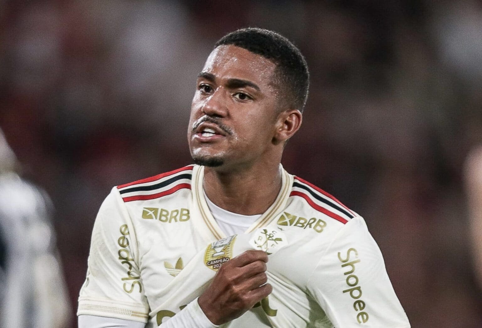 Samuel Lino comemora gol, que acabou anulado, na estreia pelo Flamengo