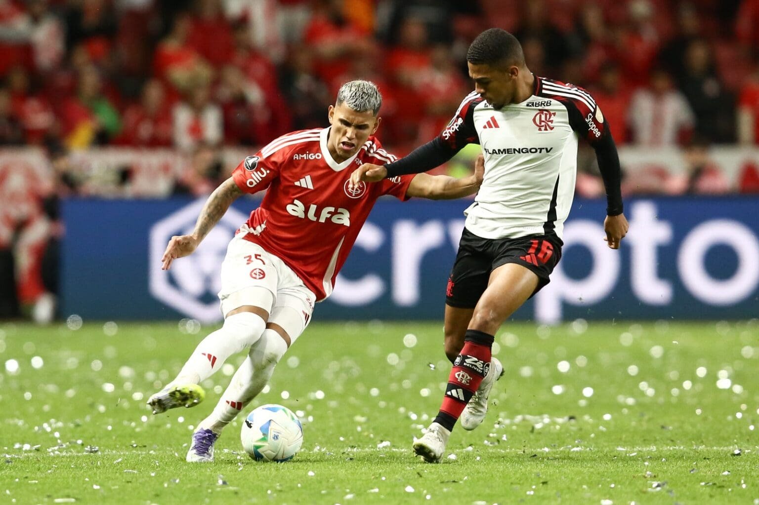 Onde assistir Internacional x Flamengo ao vivo hoje: horário, canais e guia do jogo Samuel Lino disputa a bola durante jogo no Beira Rio; saiba onde assistir internacional x flamengo