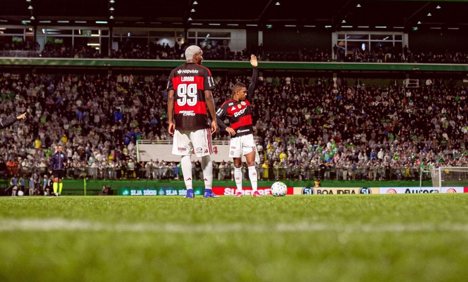 Raio X: os números impressionantes do Flamengo em gramados sintéticos Samuel Lino e Lorran se preparam para bater falta durante Chapecoense x Flamengo; veja números do Flamengo em gramados sintéticos