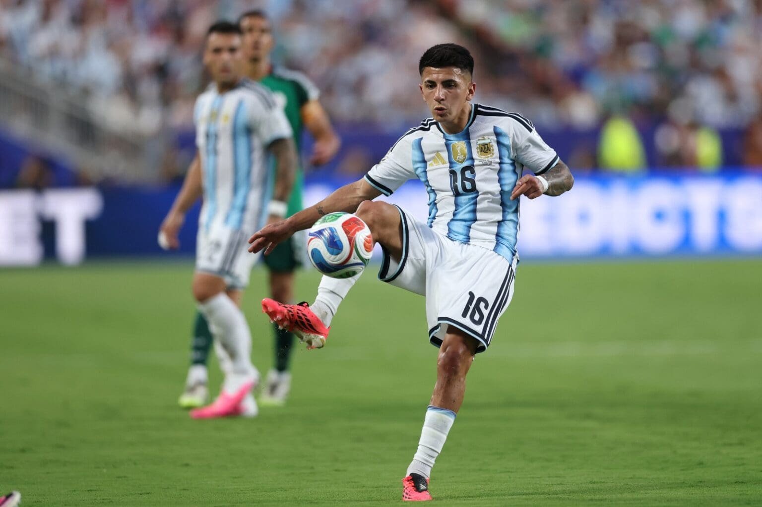 Perto do Flamengo, Almada teve bons números na Copa e mostrou perfil criativo Thiago Almada durante Argentina x Argélia