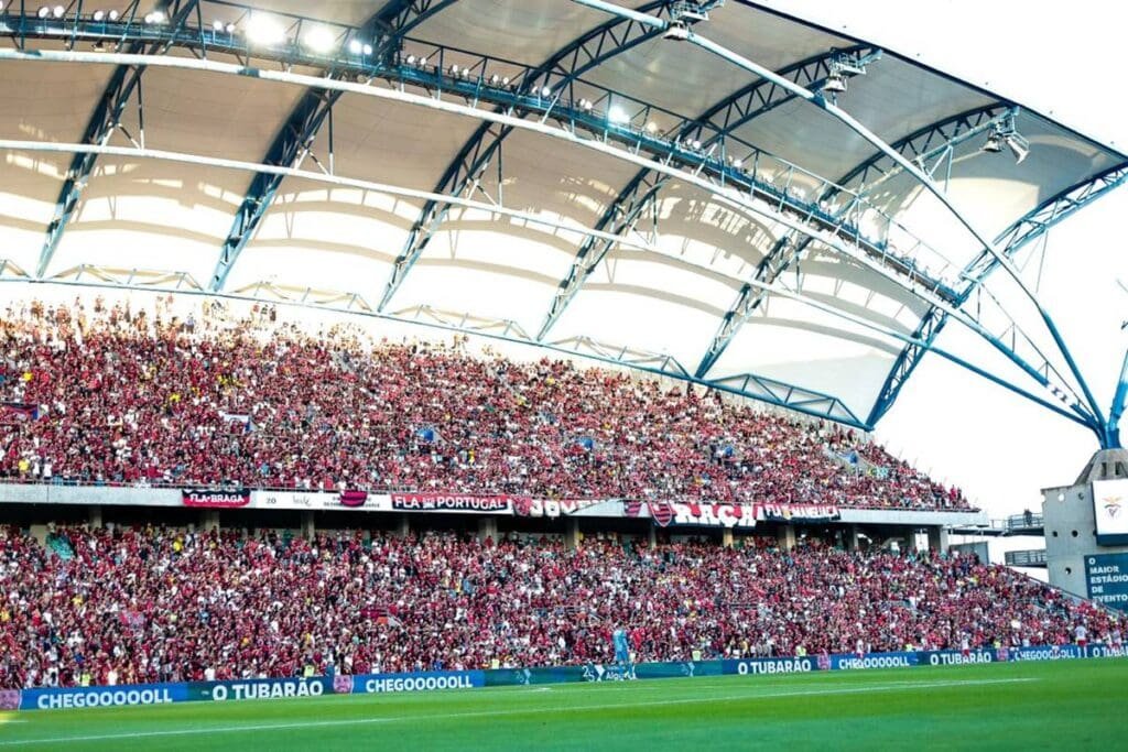 Estádio do Algarve lotado de torcedores do Flamengo no duelo contra o Benfica