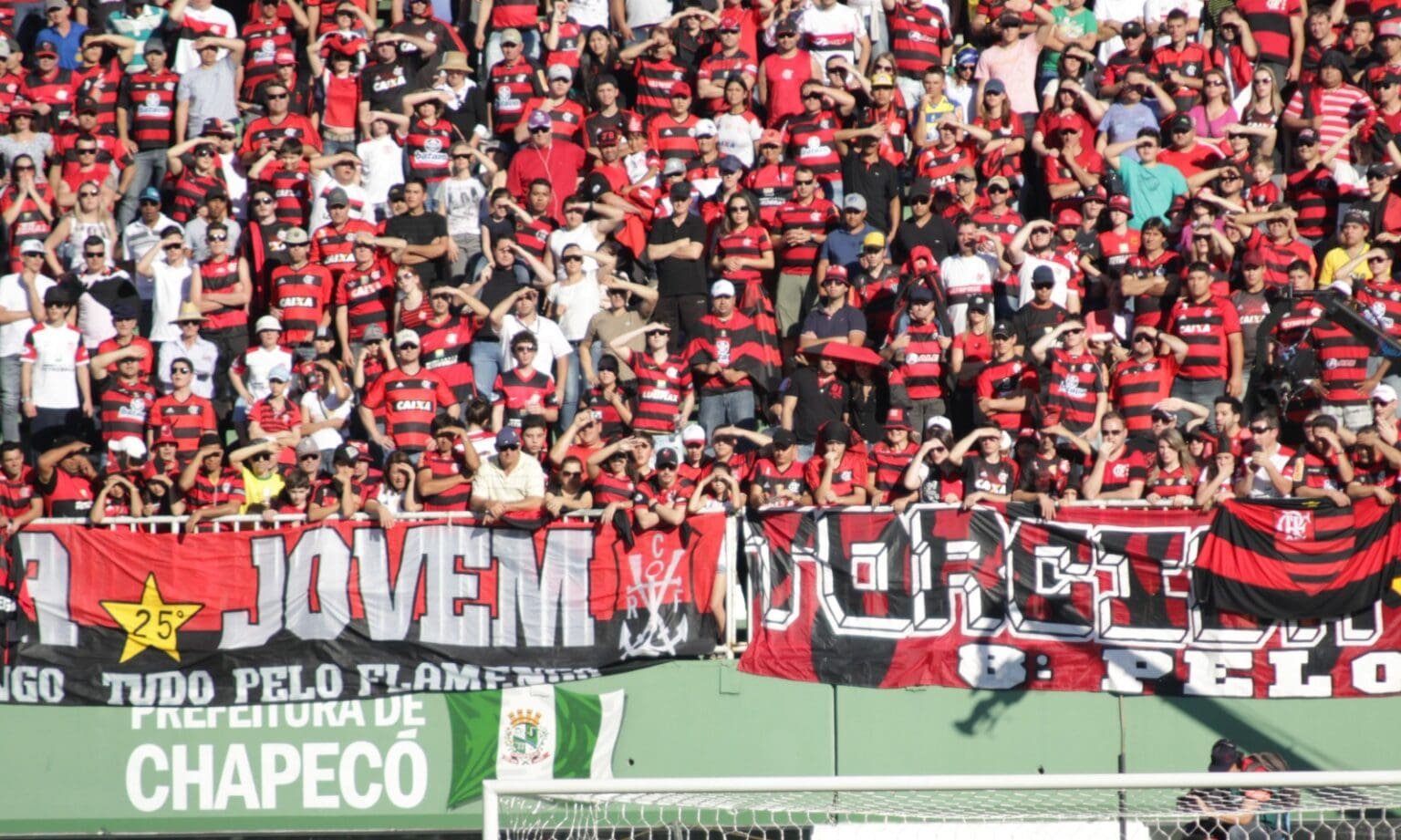 Chapecoense pesa a mão no preço dos ingressos contra Flamengo para dobrar renda Torcida do Flamengo na Arena Condá