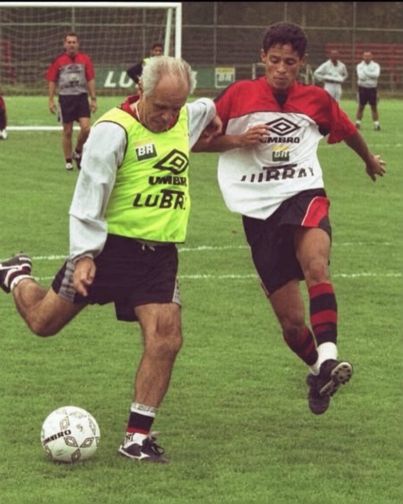 Evaristo de Macedo finaliza bola durante treino do Flamengo. Lubrax estampava uniforme de treinos