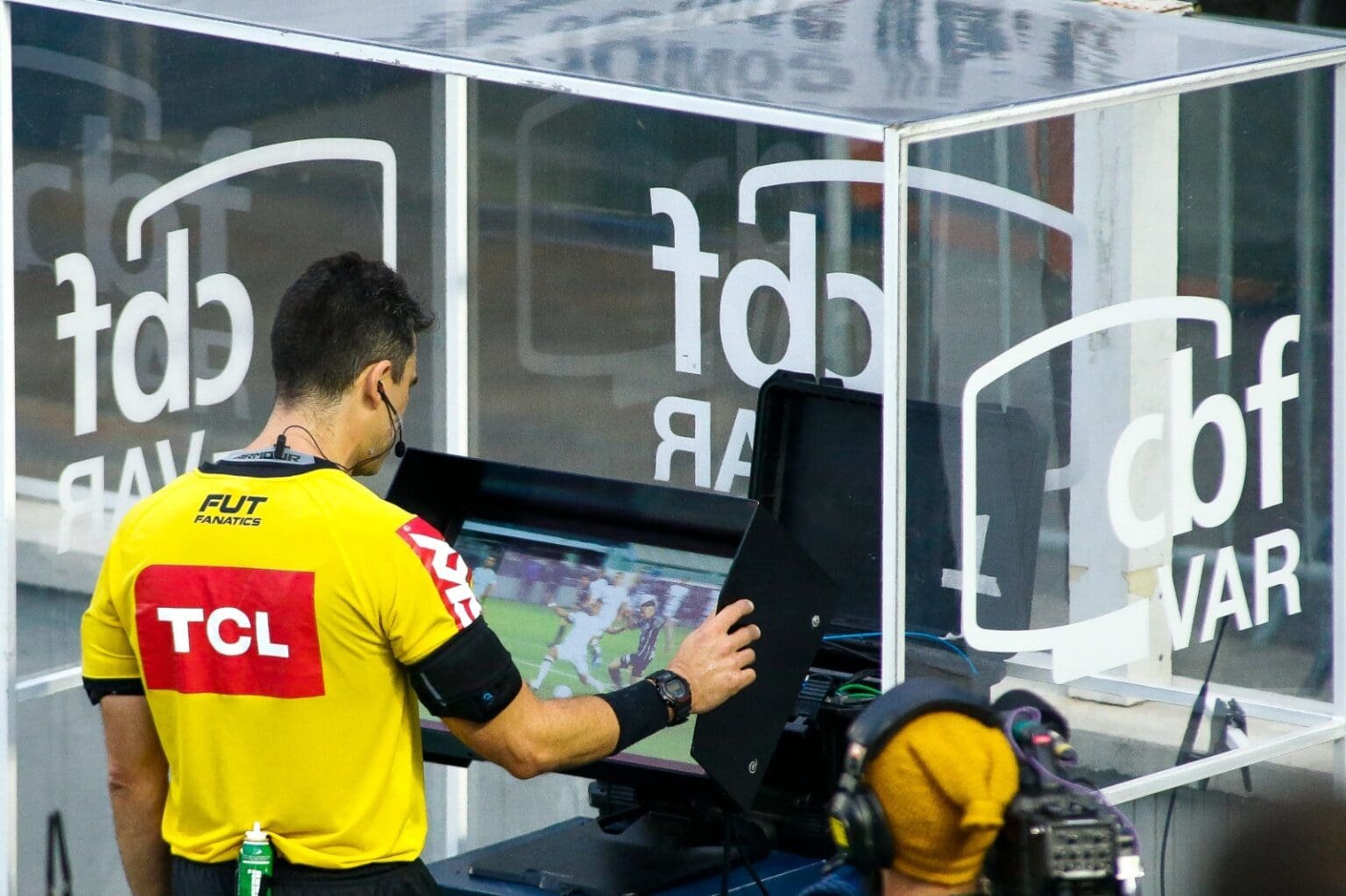Flamengo x Olimpia: amistoso terá VAR, recurso que faltou na intertemporada Árbitro obersva cabine do VAR; recuso estará disponível em Flamengo x Olimpia