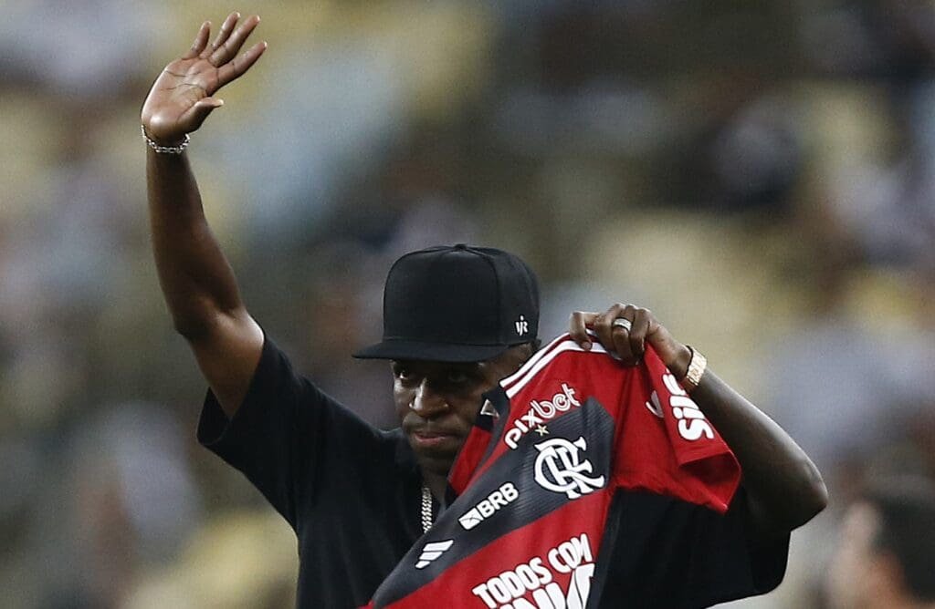 Flamengo celebra aniversário de Vini Jr. com mensagem especial ao craque Vini Jr acena e levanta camisa do Flamengo no gramado do Maracanã