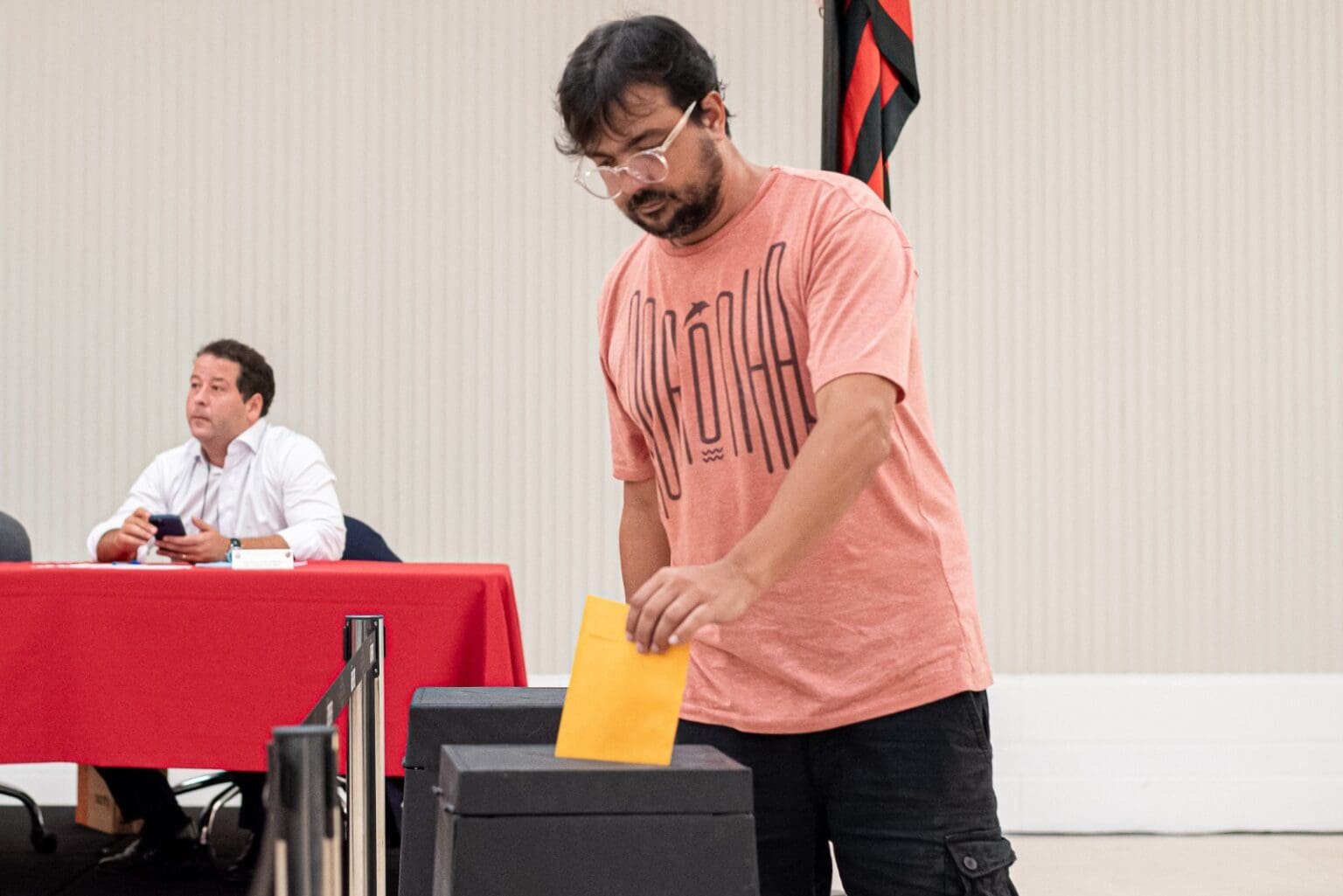 Sócio do Flamengo coloca cédula do voto impresso na urna durante as eleições