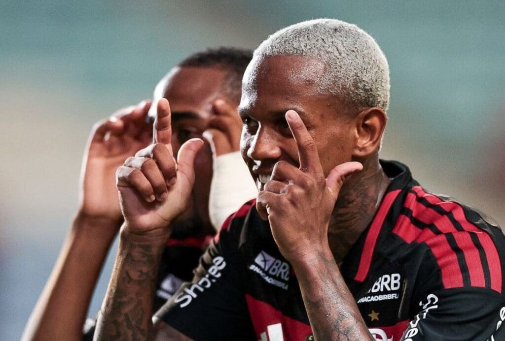 Wallace Yan e Lorran comemorando gol do Flamengo contra o Lausanne