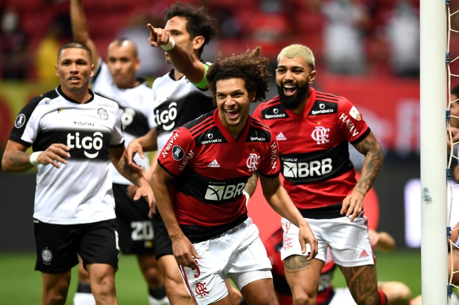 Willian Arão e Gabigol sorriem e comemoram gol em Flamengo x Olimpia de 2021