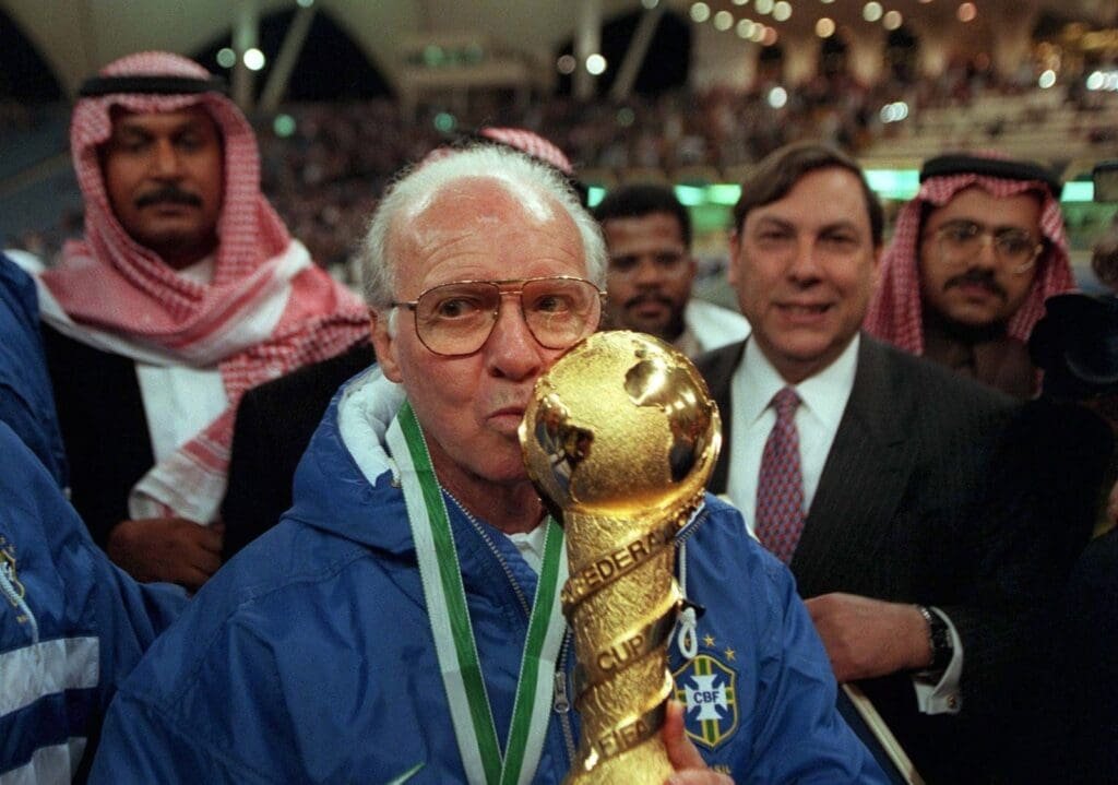Zagallo beija troféu conquistado pela Seleção Brasileira