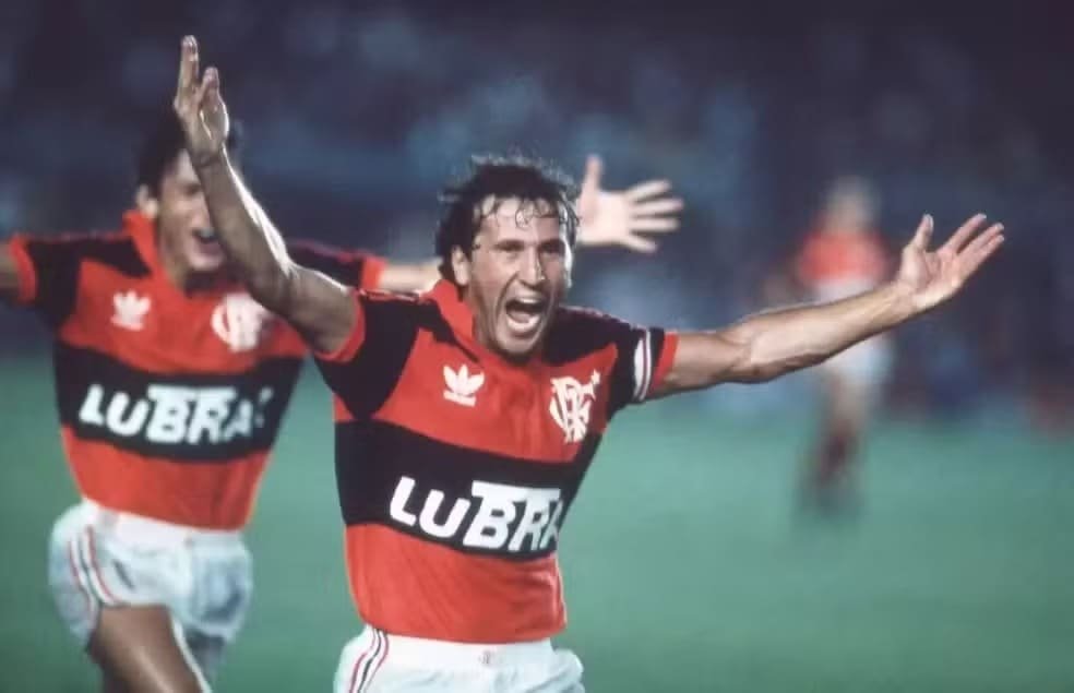 Flamengo e Lubrax: a história da parceria mais longa do clube, de 1984 a 2026 Zico comemora gol pelo Flamengo e Lubrax aparece estampada no Manto