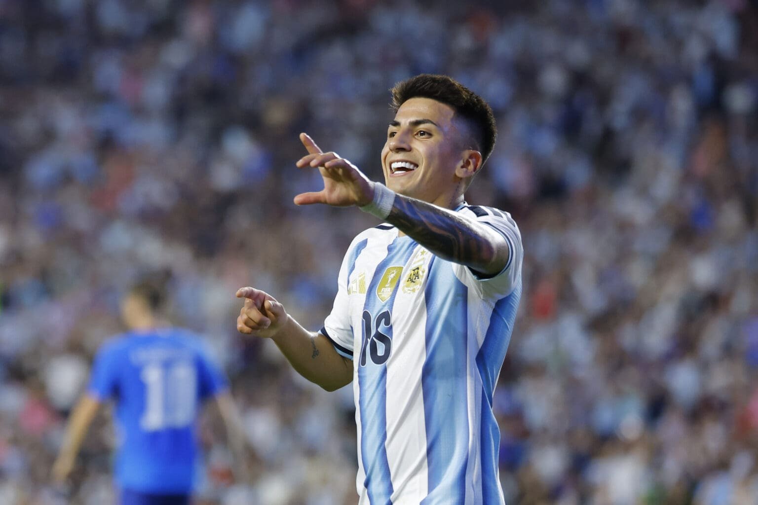 Thiago Almada, alvo do Flamengo, pela Argentina