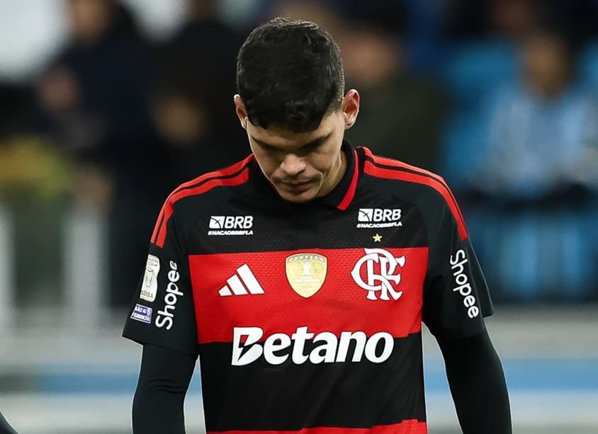 Criticado, Ayrton Lucas detona a própria atuação Ayrton Lucas cabisbaixo após atuação no jogo do Flamengo
