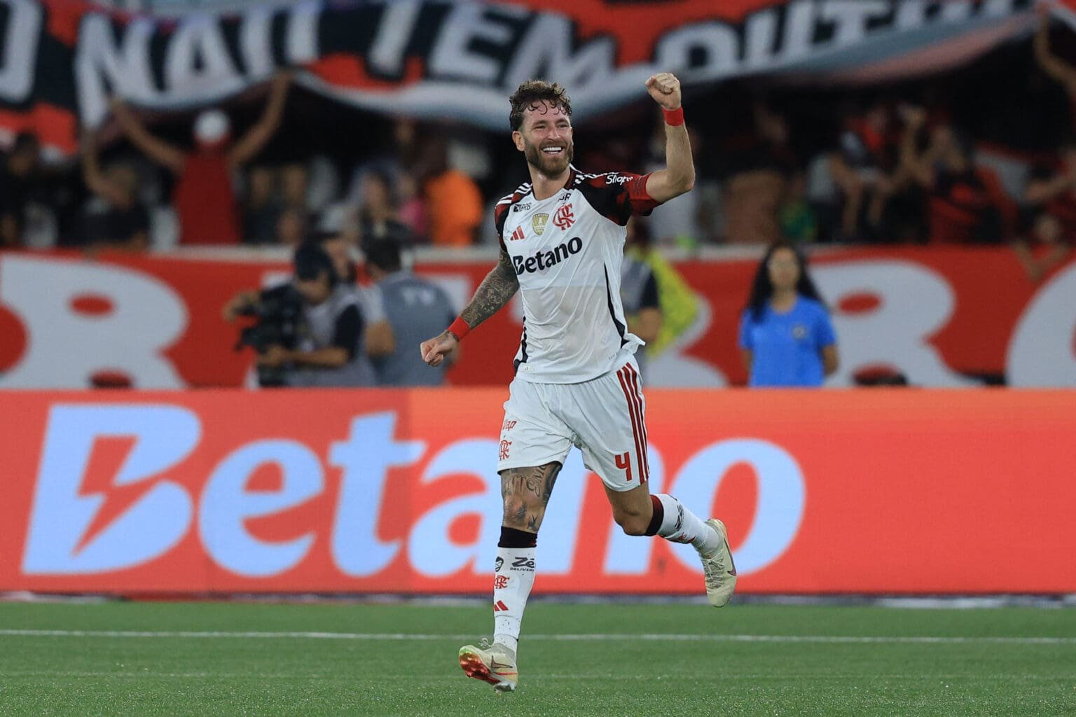 Léo Pereira comemora gol pelo Flamengo