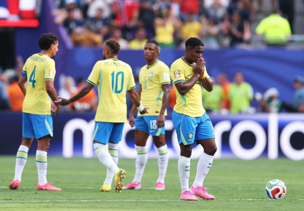 Time do Brasil em triste momento após gol da Noruega
