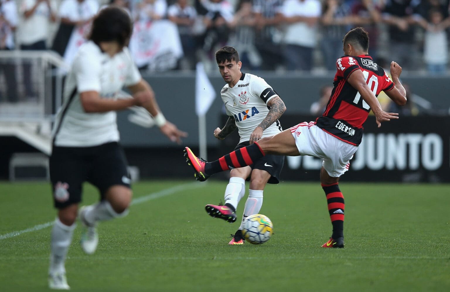Ederson e Fagner durante Flamengo x Corinthians