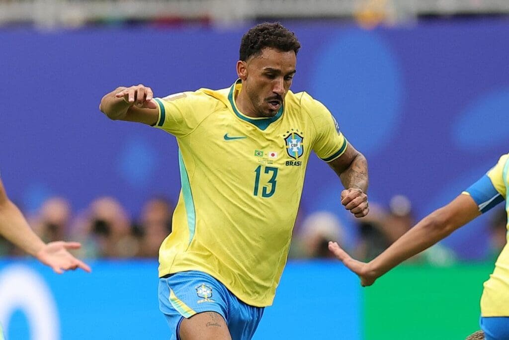 Danilo entra em alerta contra a Noruega e Brasil pode ter problema nas quartas Danilo em ação conduzindo bola durante Brasil x Japão na Copa do Mundo 2026