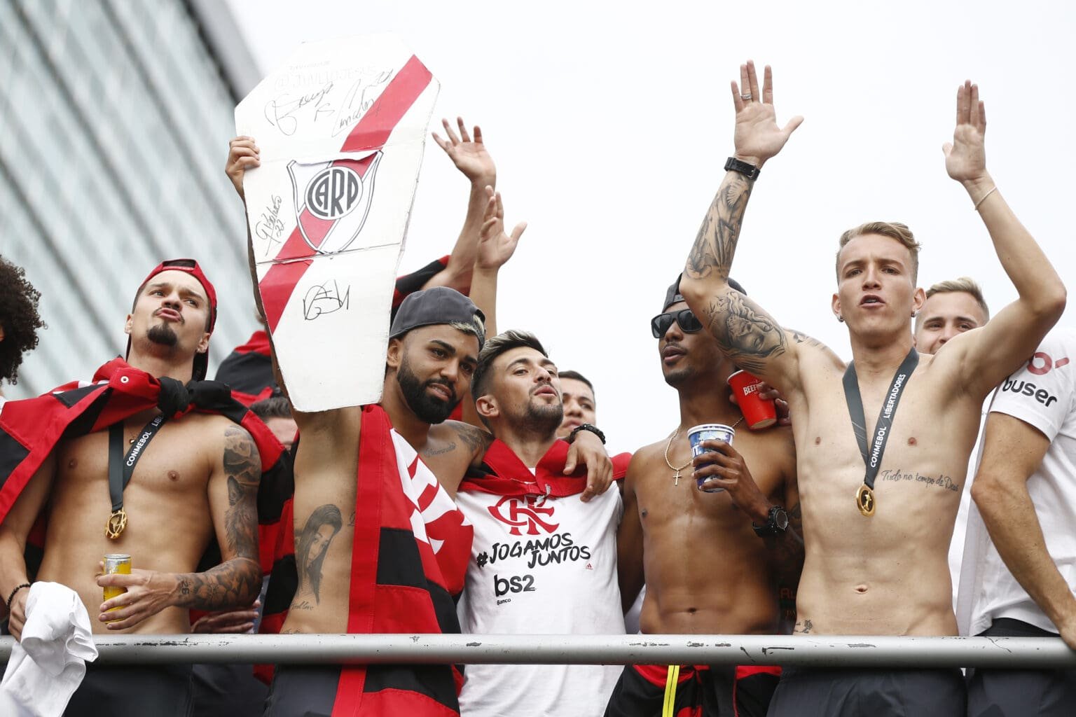 Gabigol com caixão do River Plate em festa do título do Flamengo na Libertadores 2019