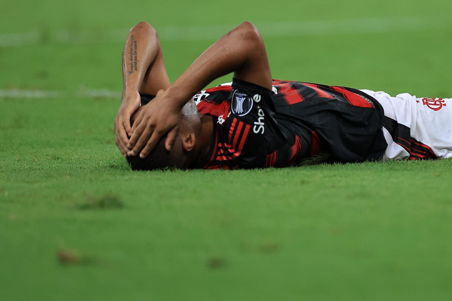 Notícias do Flamengo hoje: De La Cruz, Léo Ortiz e Palmeiras De La Cruz deitado no campo pelo Flamengo
