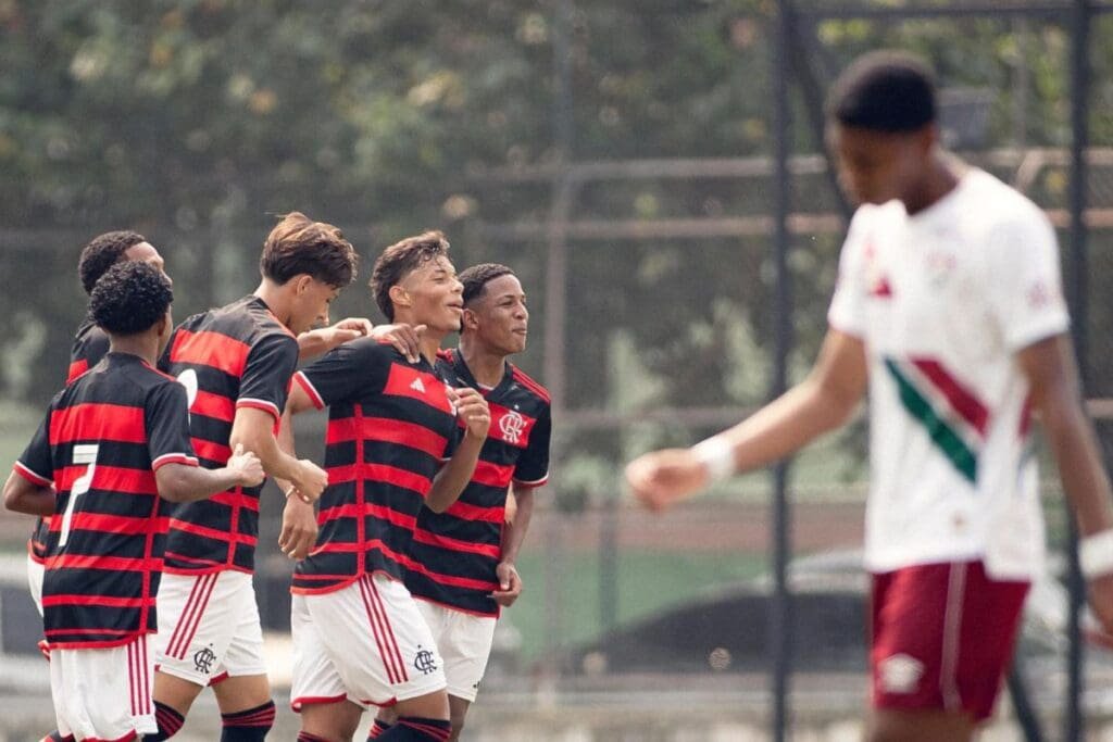 Flamengo comemora gol contra o Fluminense em jogo da base. Clubes se enfrentam na Final da Copa Rio Sub-16