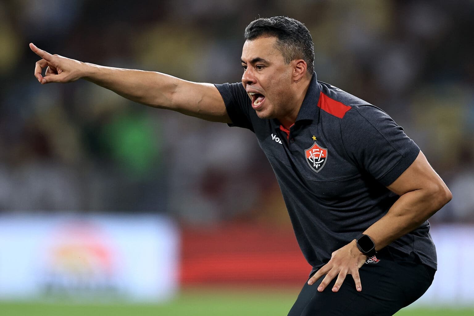 Vitória terá que reinventar defesa para enfrentar o Flamengo Adversário do Flamengo, Jair Ventura comandando o Vitória na beira do campo