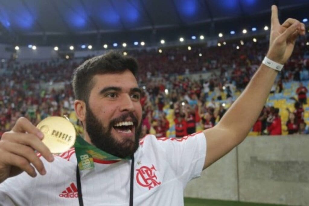 Ídolo da modalidade, Gegê Chaia retorna ao FlaBasquete Gegê Garbi, campeão pelo FlaBasquete, exibe medalha no Maracanã