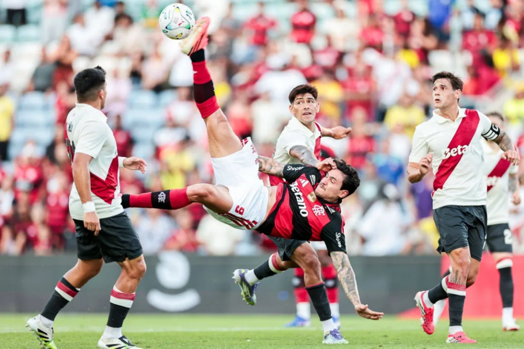 Bicicleta de Pedro durante Flamengo x River Plate