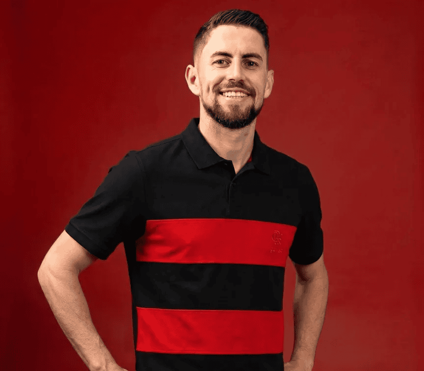 Flamengo reforça posicionamento na moda casual e divulga nova linha da marca Gávea Jorginho com nova camisa do Flamengo