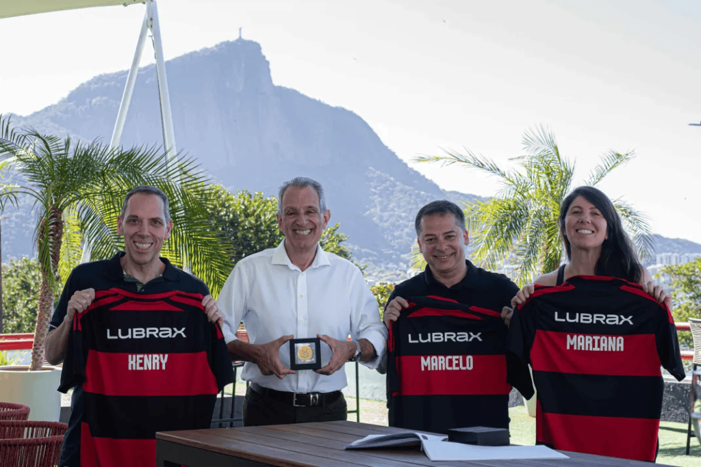 Flamengo comemora retorno da parceria com a Lubrax Bap reunido com representantes da Lubrax