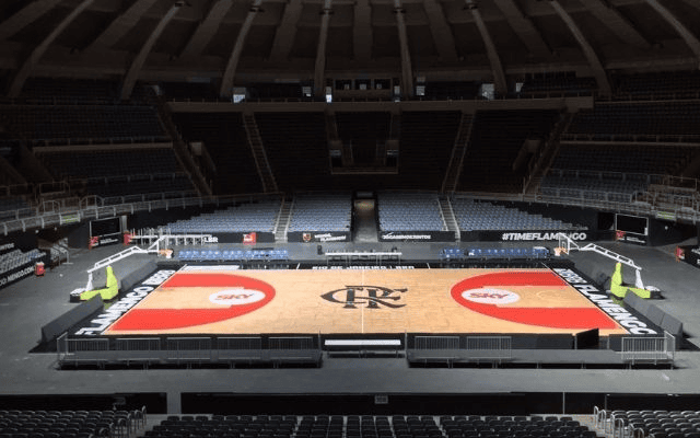 FlaBasquete anuncia renovação de mais dois jogadores Quadra de basquete do Flamengo no Maracanãzinho