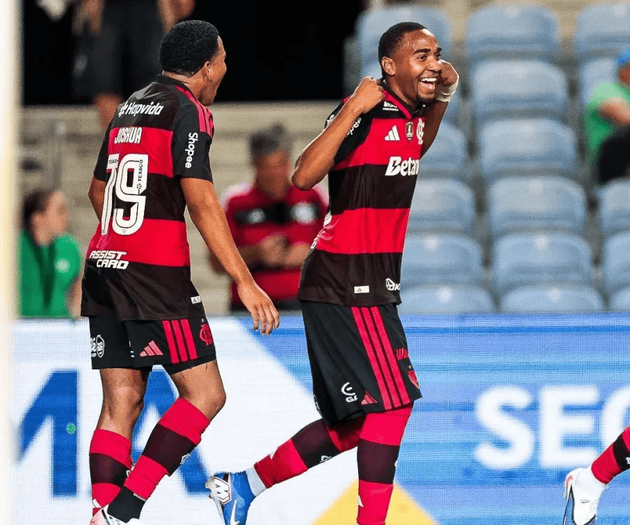 Lorran evita falar em saída e reitera foco no Flamengo Lorran em campo pelo Flamengo