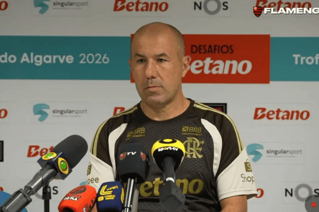 Vai ganhar chances? Leonardo Jardim rasga elogios a Johnny Leonardo Jardim na coletiva do Flamengo no Algarve