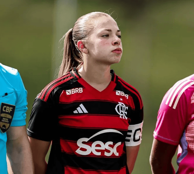 Bia Sales destrincha liderança e DNA vencedor na base do Flamengo Bia Sales em campo pelo Flamengo