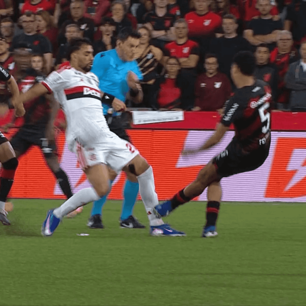 Lucas Paquetá recebe dura entrada contra Athletico-PR; árbitro da partida apita Chapecoense x Flamengo