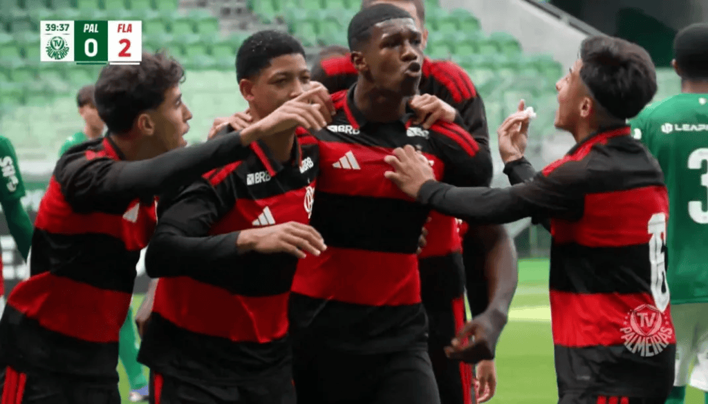 Daniel Thuram volta de Portugal punindo Palmeiras no Brasileirão Sub-17 Daniel Thuram comemora gol em Flamengo x Palmeiras pelo Brasileirão Sub-17