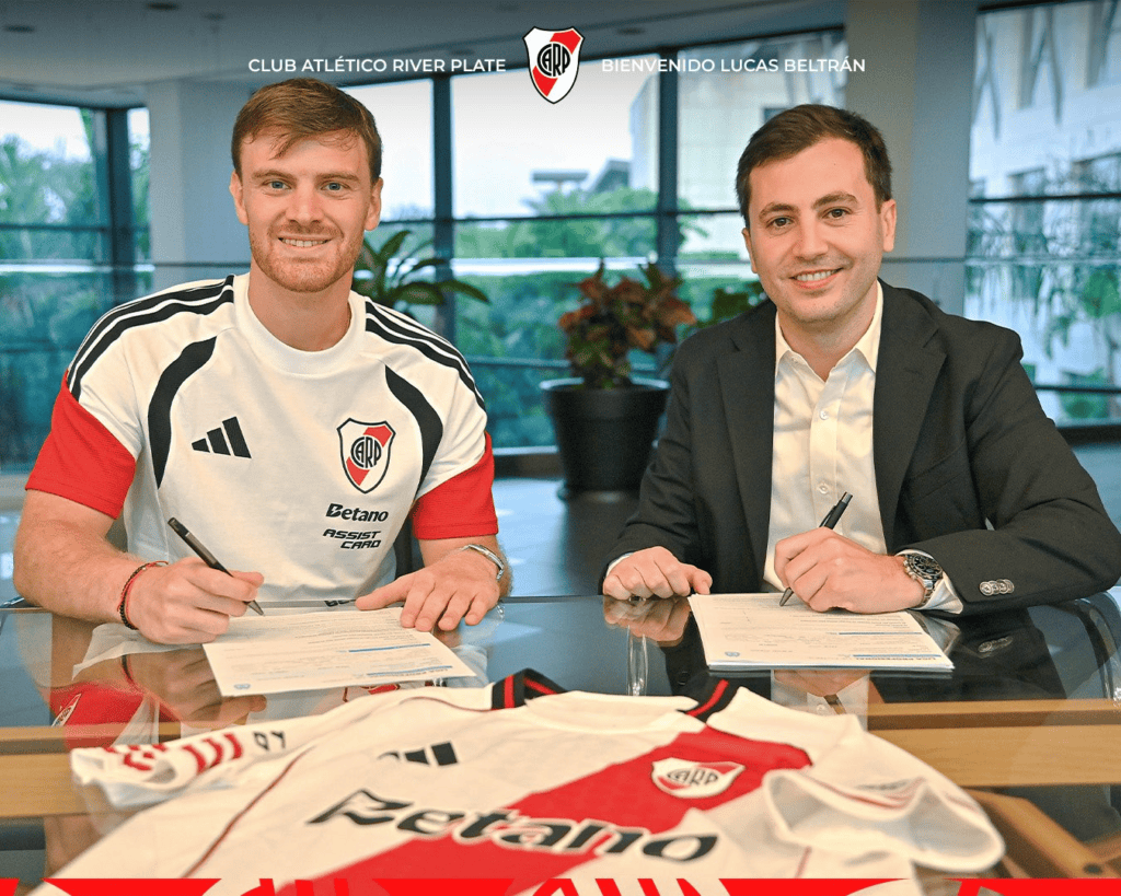 Lucas Beltrán assinando com River Plate