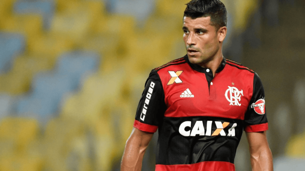 Ederson quebra silêncio sobre negligência do DM e diz que Flamengo pediu para omitir gravidade de lesão Ederson em campo pelo Flamengo em 2017
