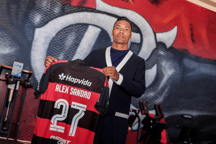 Flamengo anuncia renovação contratual de Alex Sandro Alex Sandro com a camisa de renovação do Flamengo, com o número 27 em alusão ao novo contrato até dezembro de 2027