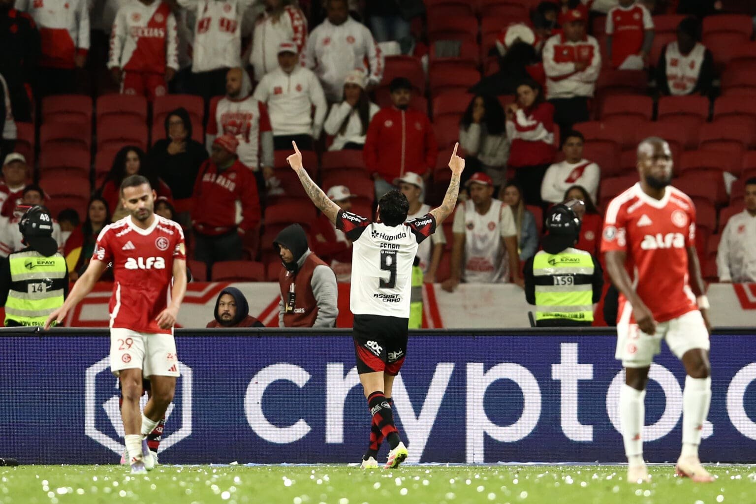 Pedro e Arrascaeta eliminaram Inter da Libertadores 2025 no Beira-Rio Pedro comemora gol no Beira-Rio, pela Libertadores 2025, em Internacional x Flamengo
