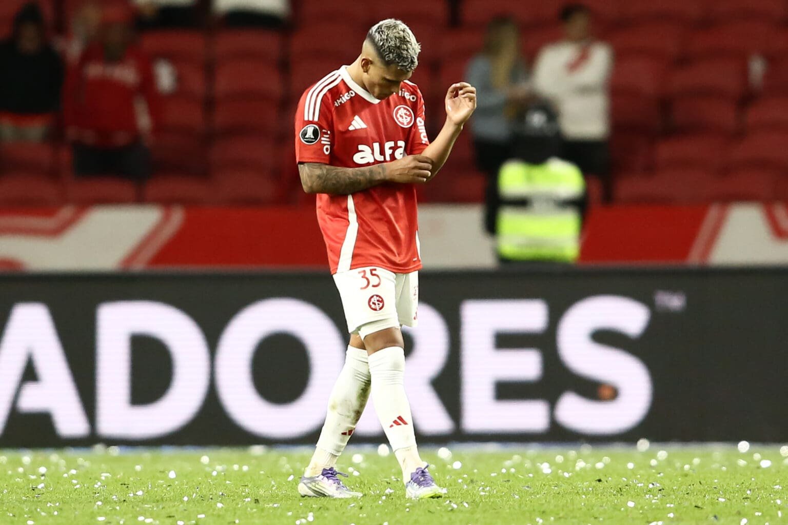 Nova baixa: Inter libera jogador para negociar saída antes de enfrentar Flamengo Braian Aguirre em campo pelo Internacional
