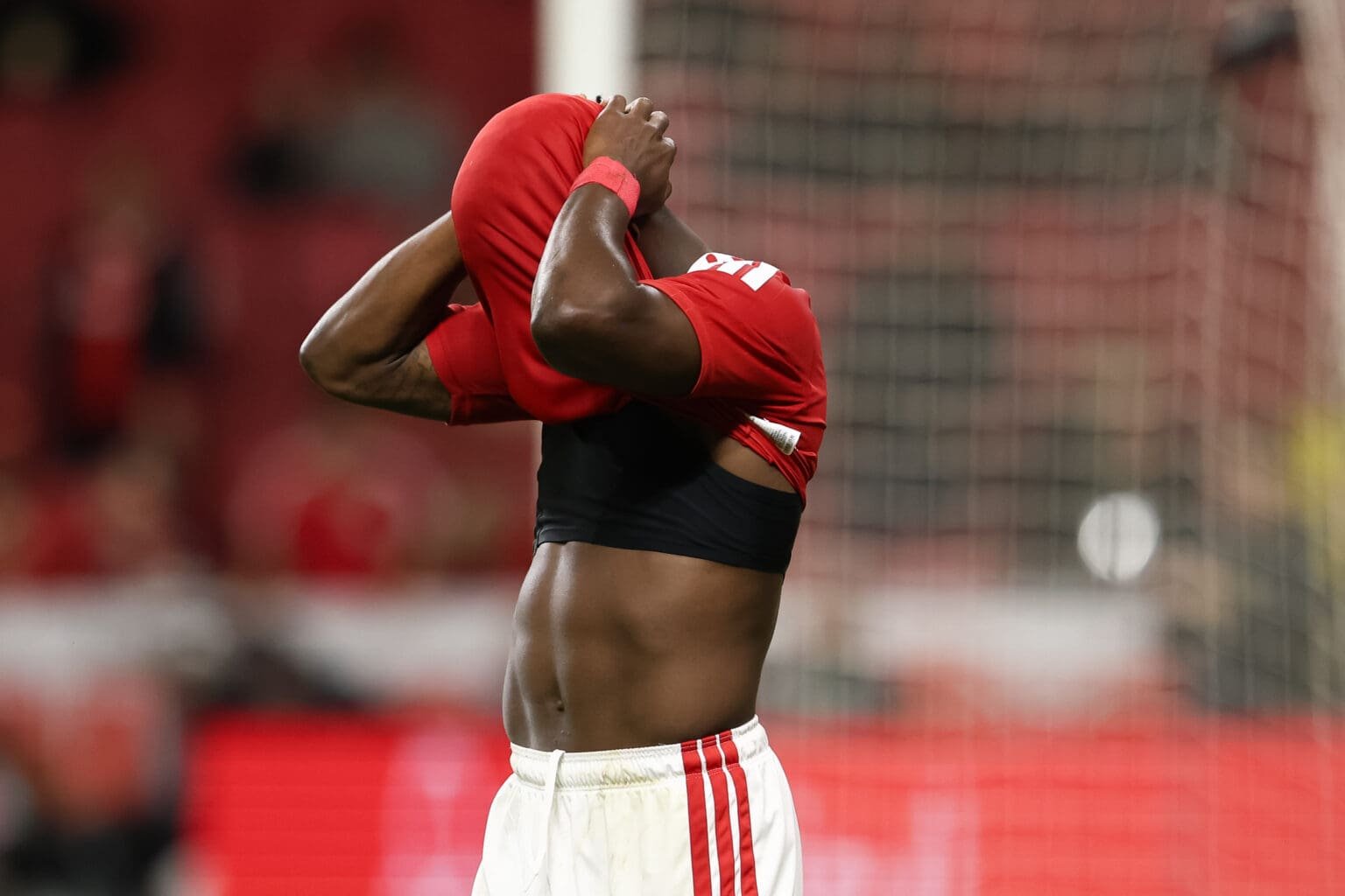 Carbonero leva camisa do Internacional ao rosto durante jogo pelo Brasileirão