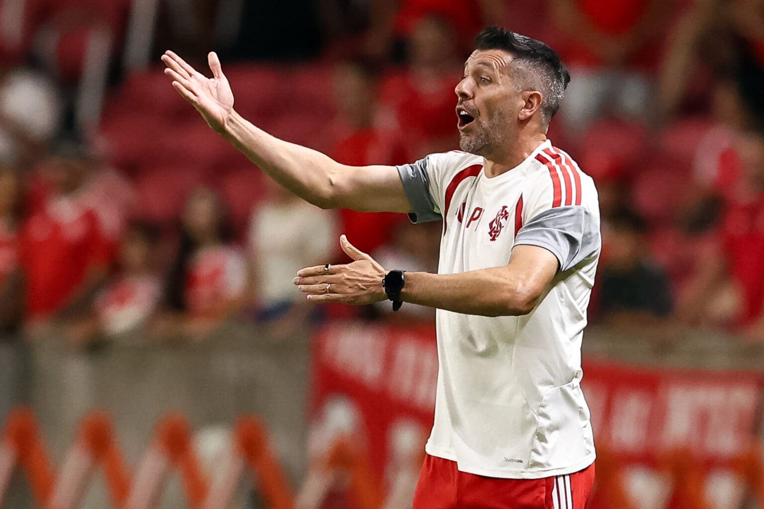 Pezzolano na beira do campo do Internacional