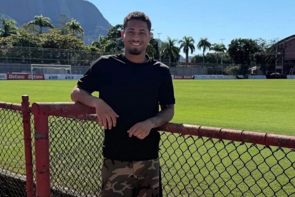 João Gomes, ex-Flamengo, visita Gávea durante férias