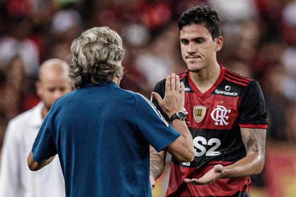 Jorge Jesus rasga elogios e defende convocação de Pedro: “É o melhor centroavante do Brasil” Jorge Jesus e Pedro juntos em 2020 no Flamengo